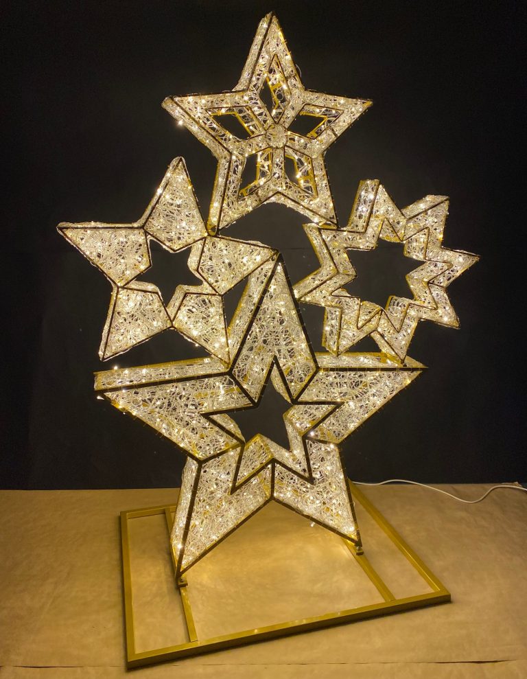 Glänzende-leuchtende, dekorative Sterne in verschiedenen Größen mit einem Alu-Silouette