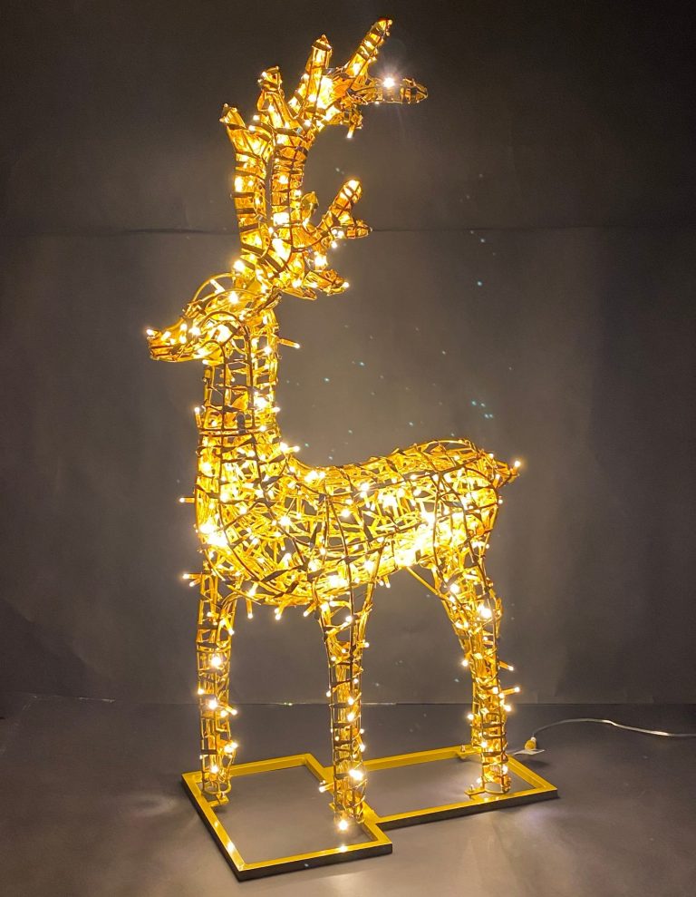 Weihnachtlicher Reindeer mit leuchtenden, goldenen Lichtern vor schwarzem Hintergrund.